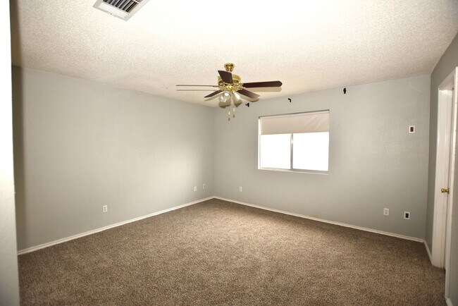 Building Photo - Cul-de-Sac Comfort + Backyard Bonus in Pfl...