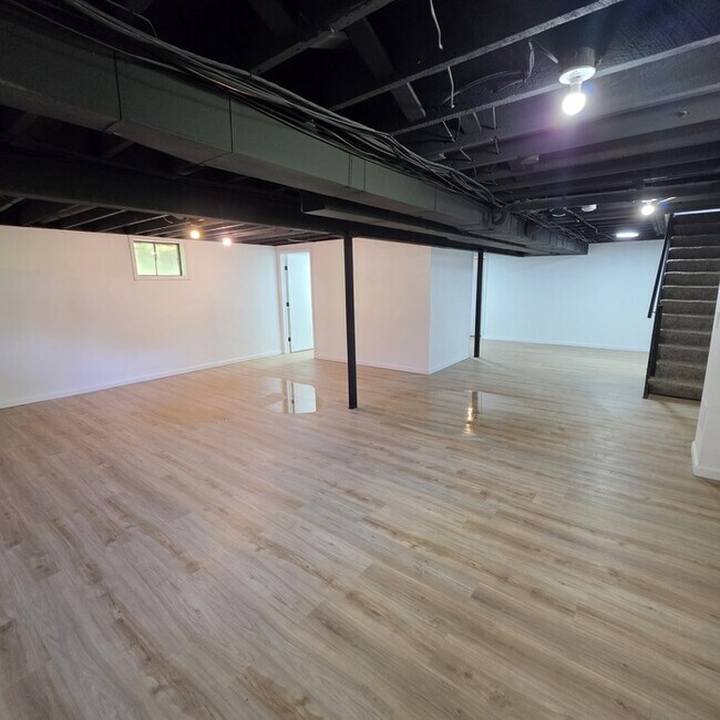 Building Photo - Spacious 4 bedrooms and 2 full baths home located on Holmes Rd in Kansas City, MO