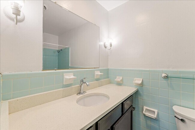 Building Photo - 109 S Chapel Dr