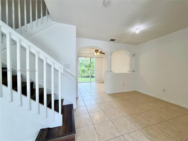 Building Photo - 1475 SE 24th Ct