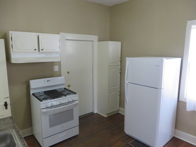 Building Photo - February - One Bedroom Cottage House in the Heart of Downtown (West Central, Downtown)