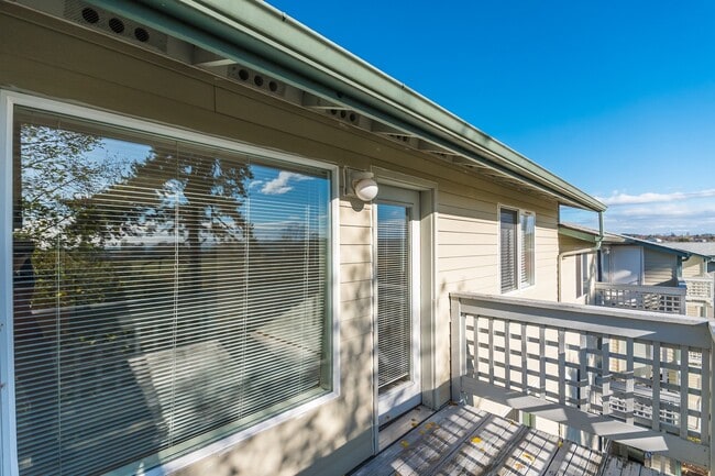 Building Photo - 2 Bed 2 Bath Point Of View Condo