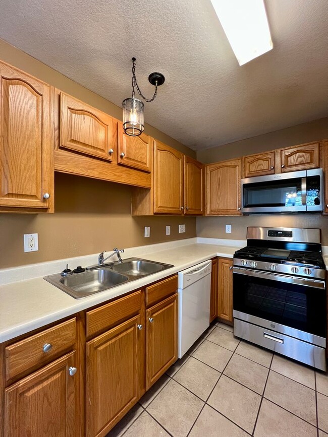 Building Photo - 3-Bed, 3-Full Bath, End Unit, 1-Car Garage!