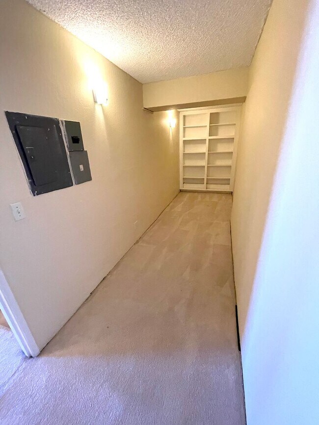 Building Photo - Spacious 2 bed 1.5 bath condo in Oakland's...