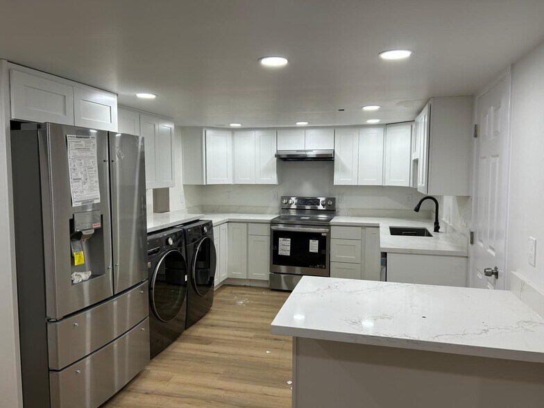 Kitchen new appliances - 4646 S Willow St