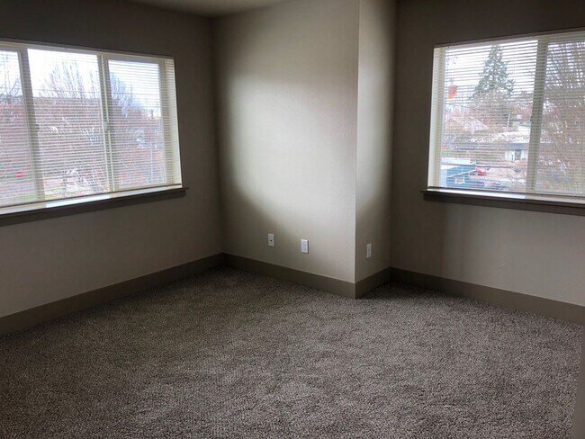 Building Photo - 150 E 15th Ave