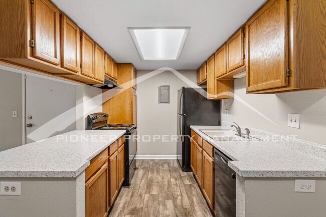 Building Photo - Spacious Condo with Washer/Dryer and Central AC
