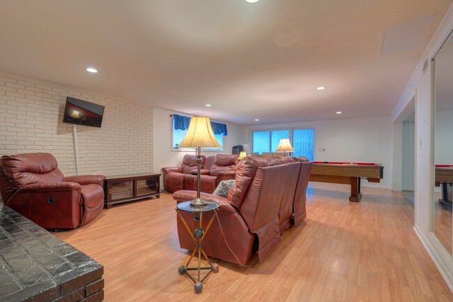 Building Photo - Open Floor Plan Home with Fenced Yard and ...