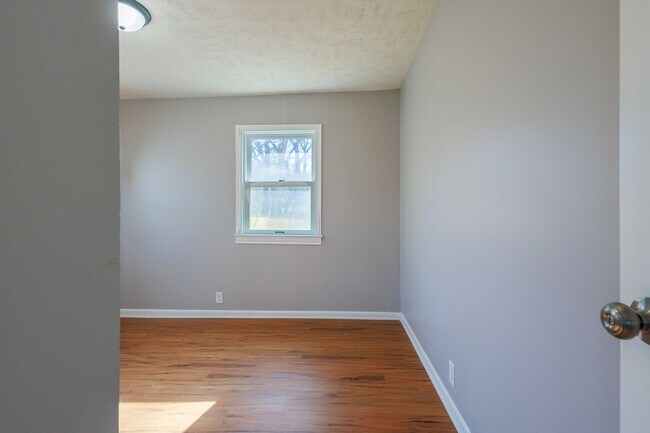 Building Photo - Gorgeous 4 bed 2 bath single-family home in Council Bluffs, IA