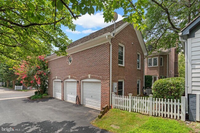 Building Photo - 405 Tschiffely Square Rd