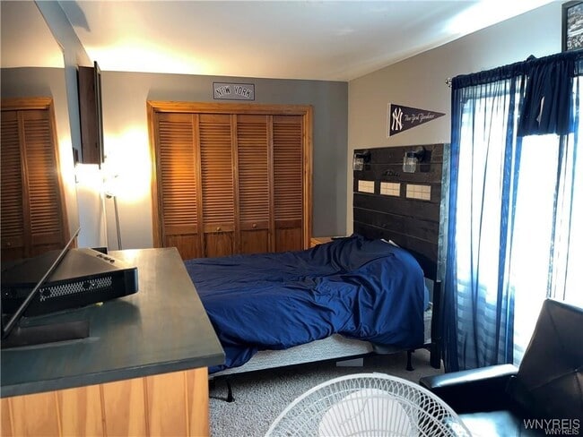 Building Photo - 3279 Clinton St