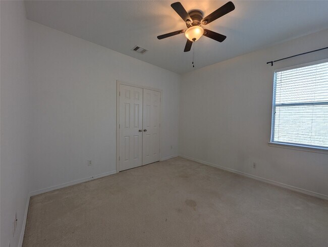 Building Photo - 913 Sweet Pine Dr