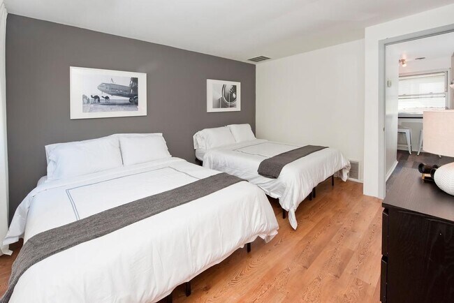 Building Photo - 1 Saddlewood Ct