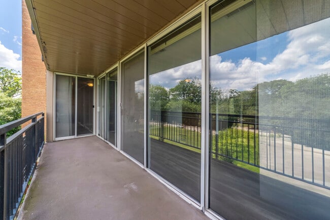 Building Photo - 6020 Oakwood Dr