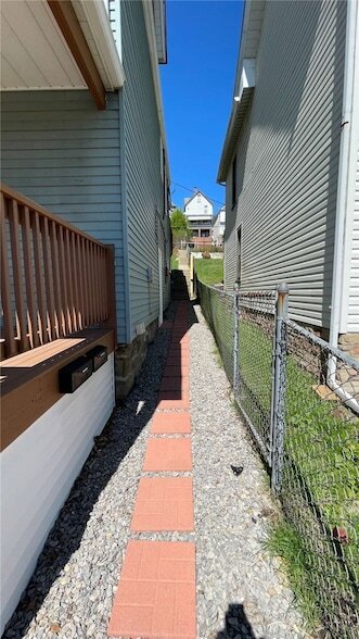 Building Photo - 424 W 7th Ave