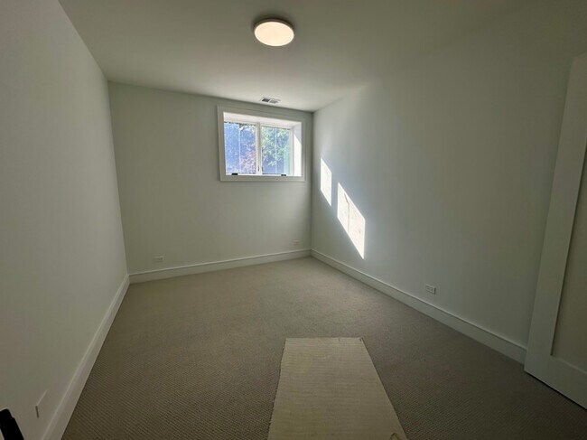 Building Photo - 4243 N Damen Ave