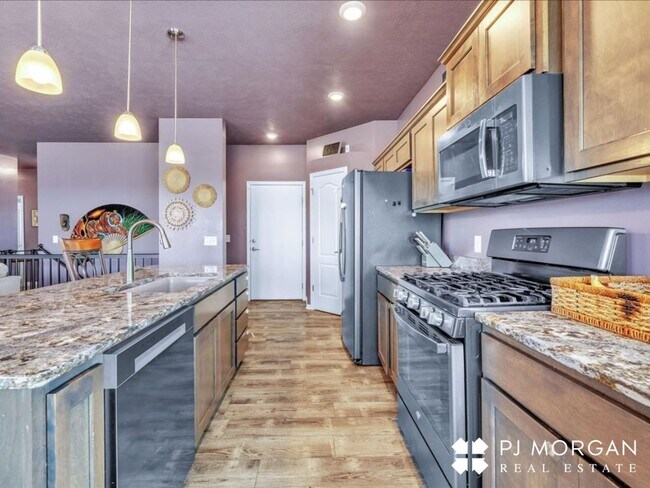 Building Photo - Beautiful 4 Bedroom, 3 Bathroom Home - Ren...