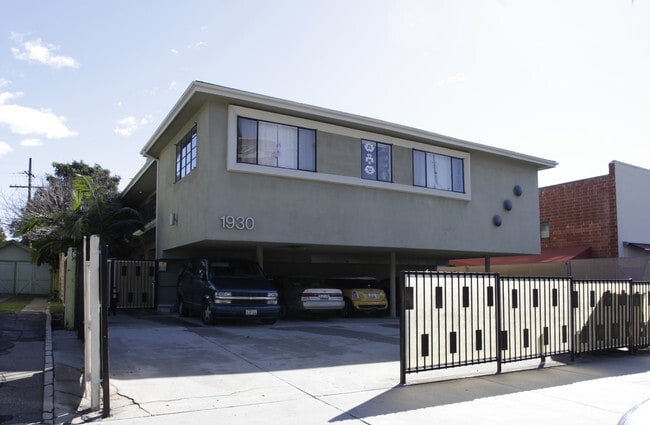 Building Photo - 1930 N Bronson Ave