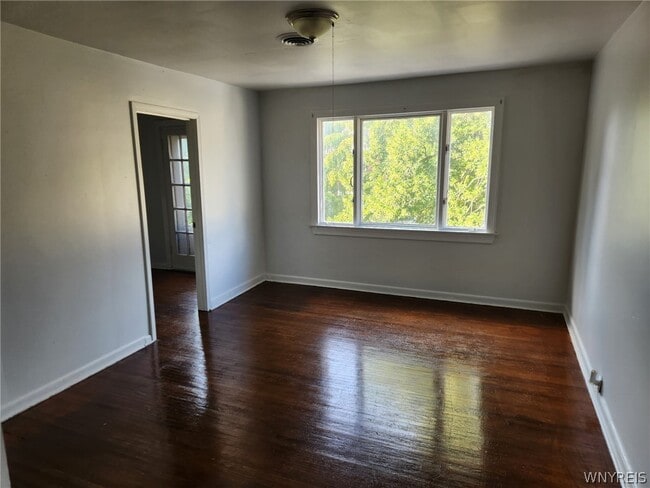 Building Photo - 325 Breckenridge St