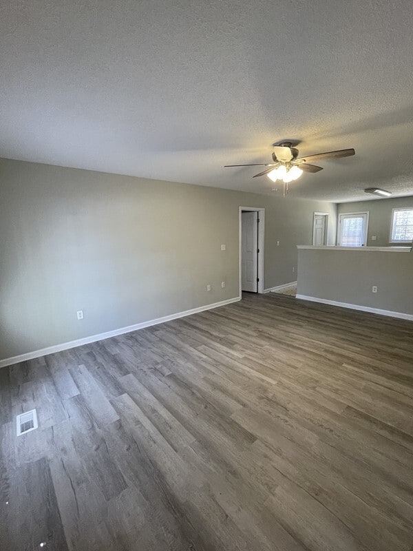 Building Photo - Cute 3BR, 2BA House on 1/2 Acre