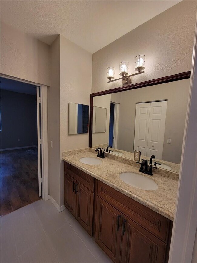 Building Photo - 4948 SW 136th Ave
