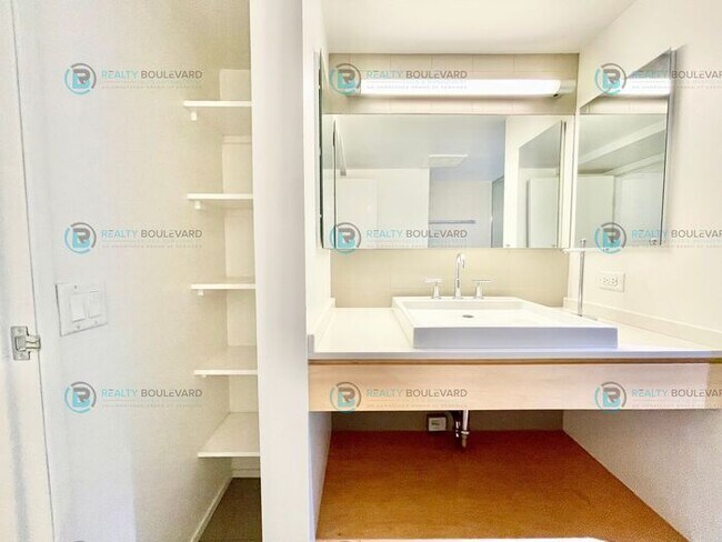 Building Photo - Modern 1 Bedroom 1 Bath Luxury Condo at Th...
