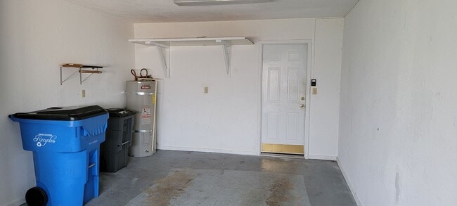 Building Photo - CUTE SINGLE LEVEL DUPLEX - CASCADE PARK