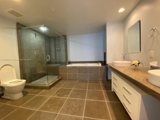 Building Photo - 475 Brickell Ave