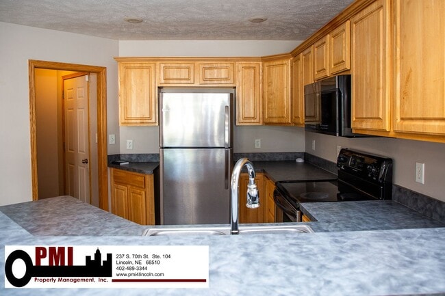 Building Photo - 3 Bedroom and 3 Bathroom Duplex. Available...