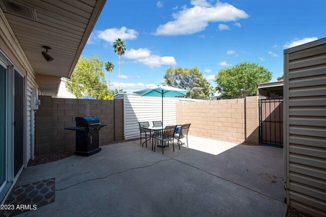 Building Photo - 1077 E Fremont Dr