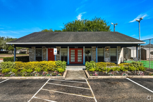 Leasing Center - Gardens Of Victoria