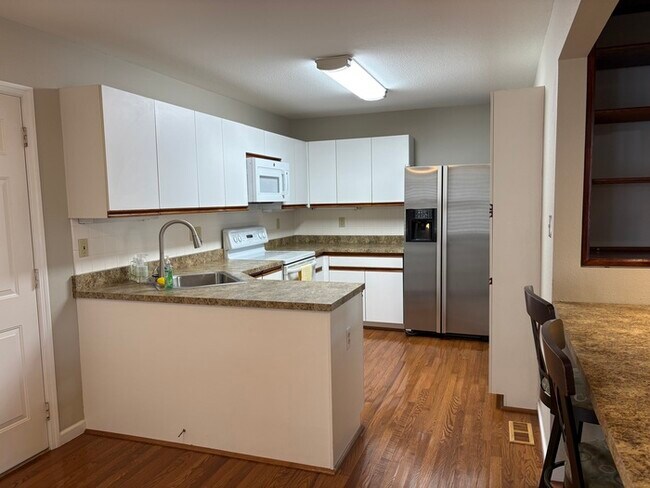 Building Photo - West County 4th/ 3Bth Townhome