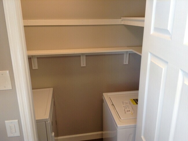 Building Photo - 2 Bedroom/2 Bathroom Triplex with Large Fe...