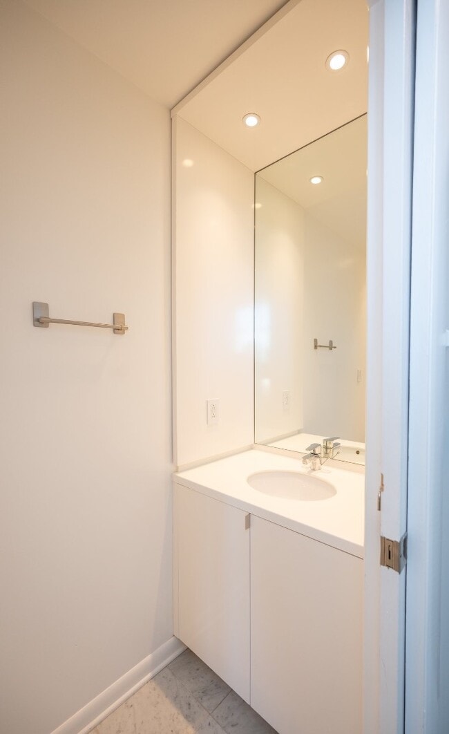 Building Photo - 1 Cool Blow St