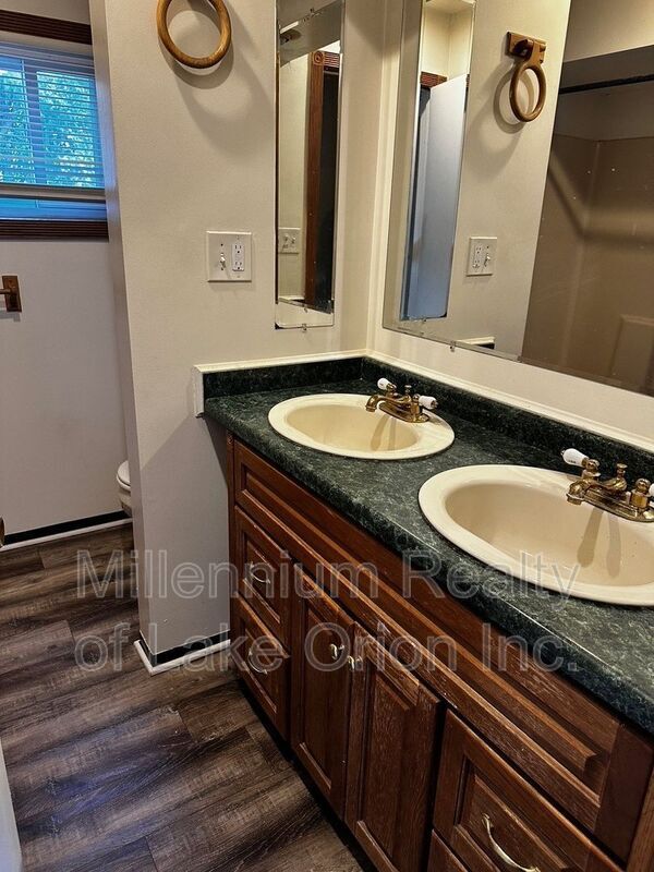 Building Photo - 6871 Continental Ave