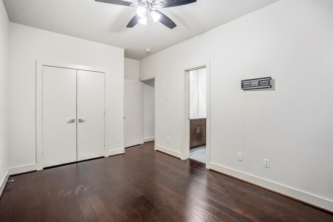Building Photo - 3208 N MacGregor Way