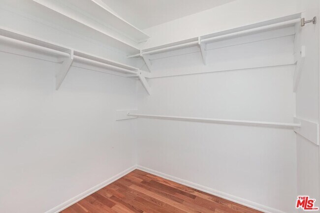 Building Photo - 8531 Walnut Dr