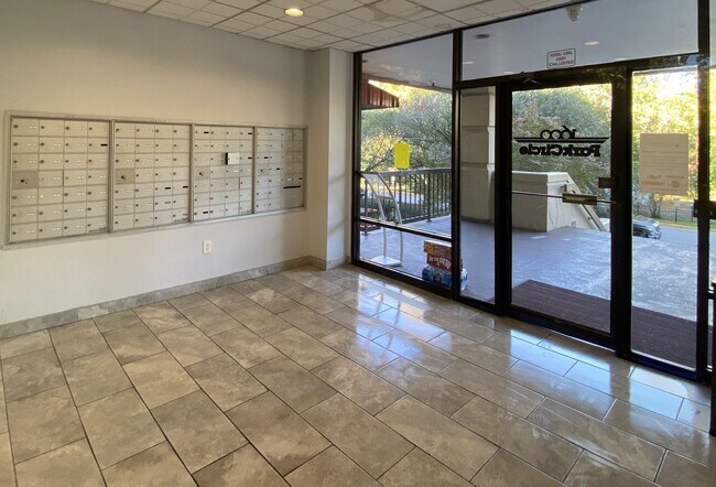 Building Photo - Five Points/USC with Parking!