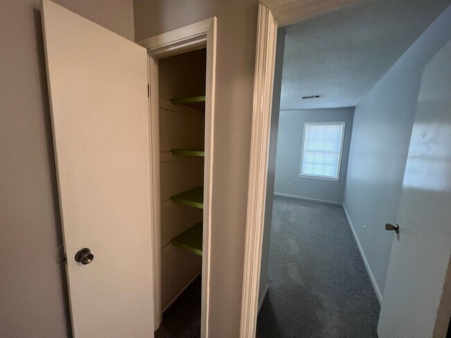 Building Photo - 3 bedroom 1 bathroom home in Colonial Hills