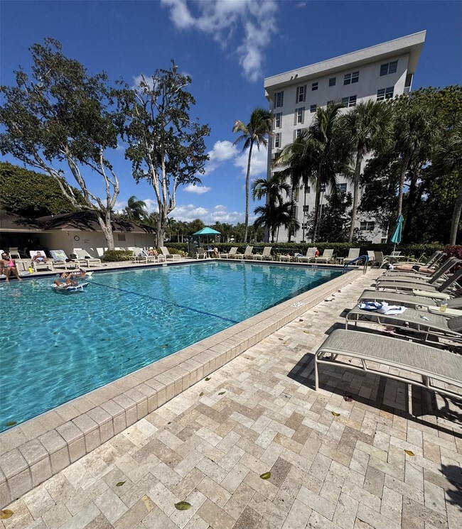 Building Photo - 2800 N Palm Aire Dr