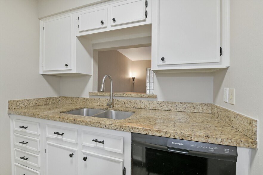 Building Photo - 4500 Sherwood Ln