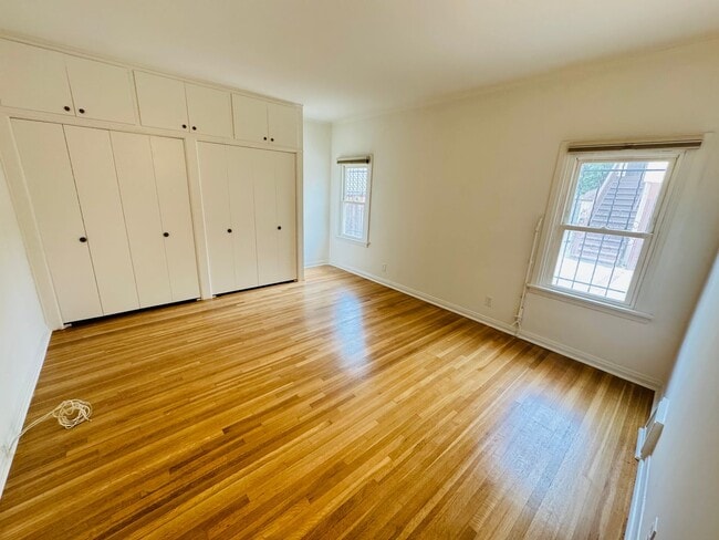 Building Photo - 902-360 N MANSFIELD AVE