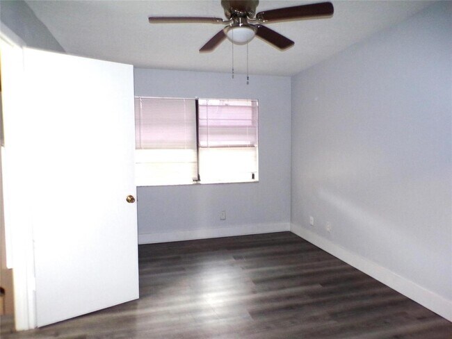 Building Photo - 2180 Bayberry Dr