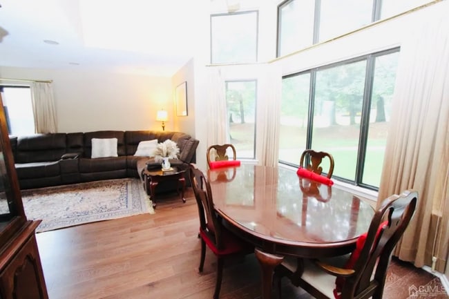 Building Photo - 587 Sayre Dr