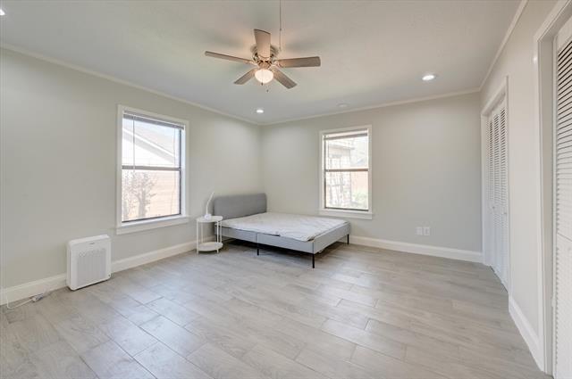 Building Photo - 304 Oak Dr