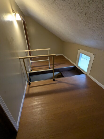 Building Photo - 313 W 21st St