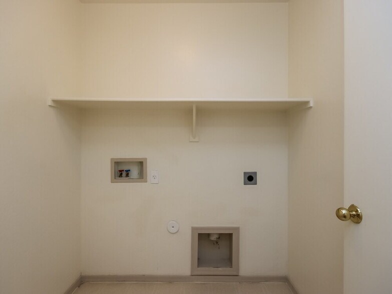 Building Photo - 15445 W Jenan Dr