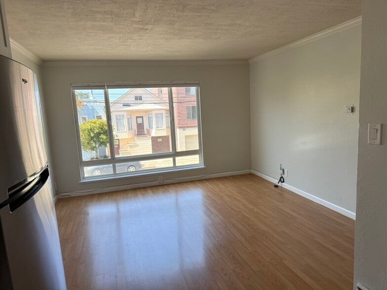 living room view from kitchen - 409 Kirkham St