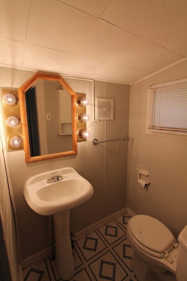 Building Photo - In-Unit Washer and Dryer