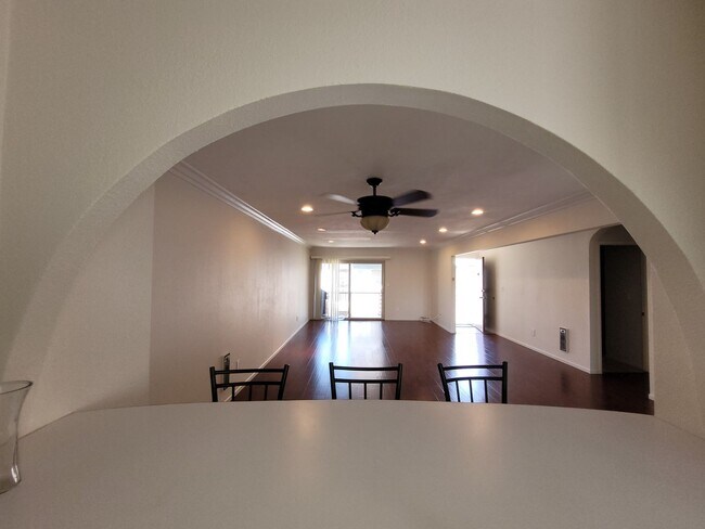 Building Photo - Beautiful Second Floor Condo in Great Area!